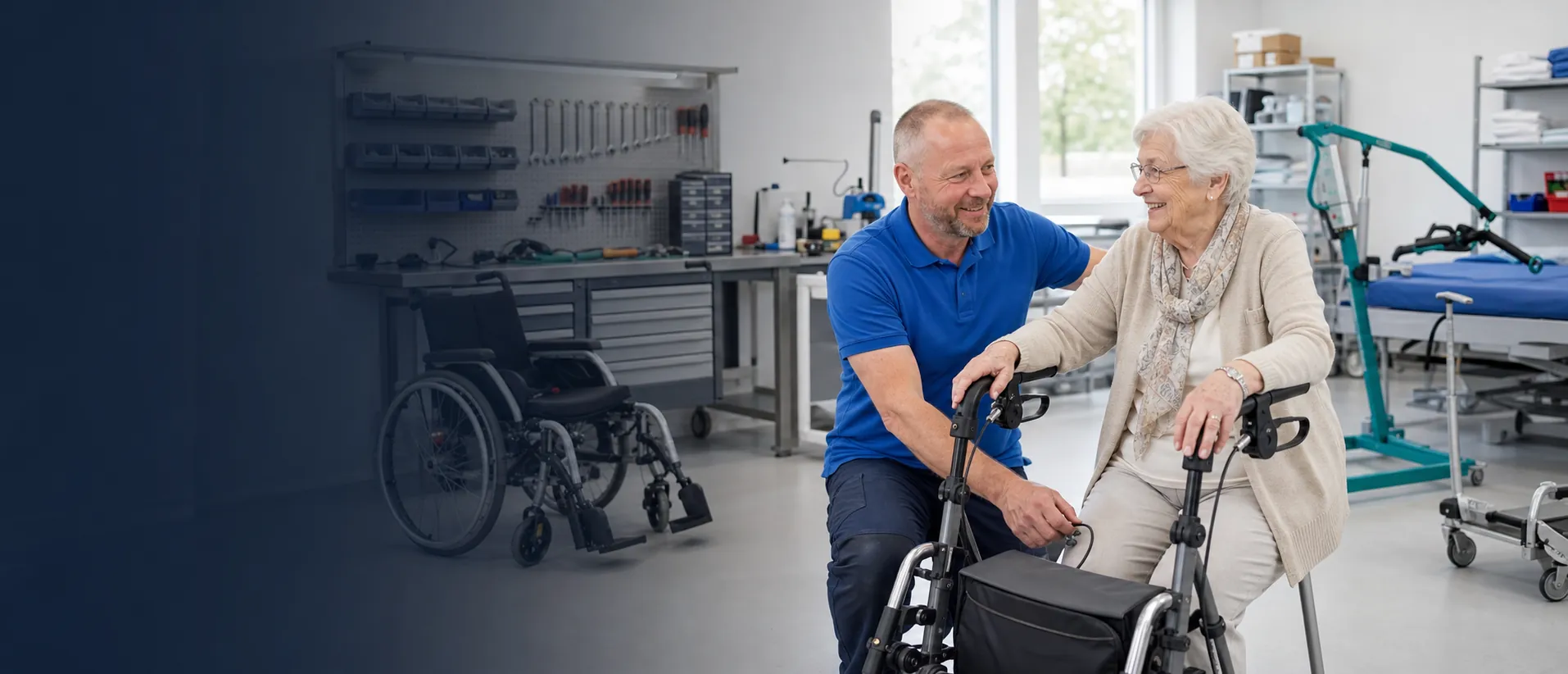 RehaPulse Techniker hilft einer Seniorin mit Rollator in heller Beratungssituation